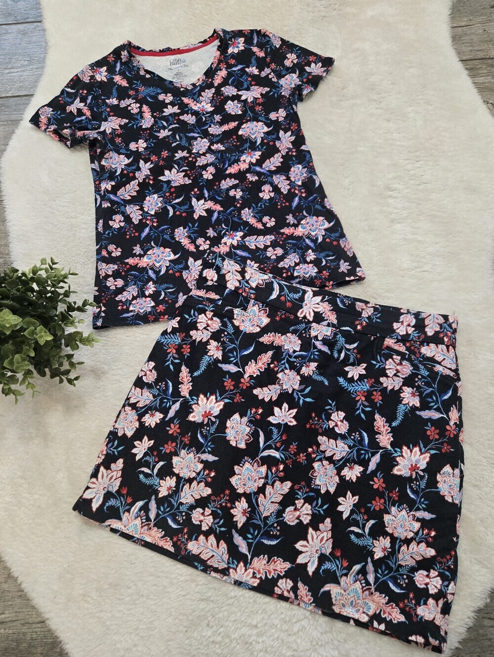 Croft & Barrow Floral V-Neck Tee and Skorts Coordinating Cottagecore Set, S / 8